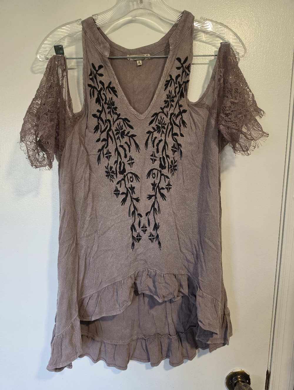 Gimmicks Medium Taupe Gray Embroidered Lace sleeve Cold Shoulder hi low top